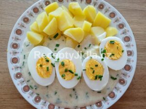Cibulová omáčka, brambor, vařené vejce